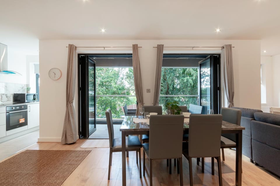 Kitchen or kitchenette, Living room, Seating area, Dining area, minibar, pet friendly