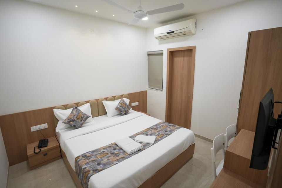 Bed, TV and multimedia, Photo of the whole room, air conditioner