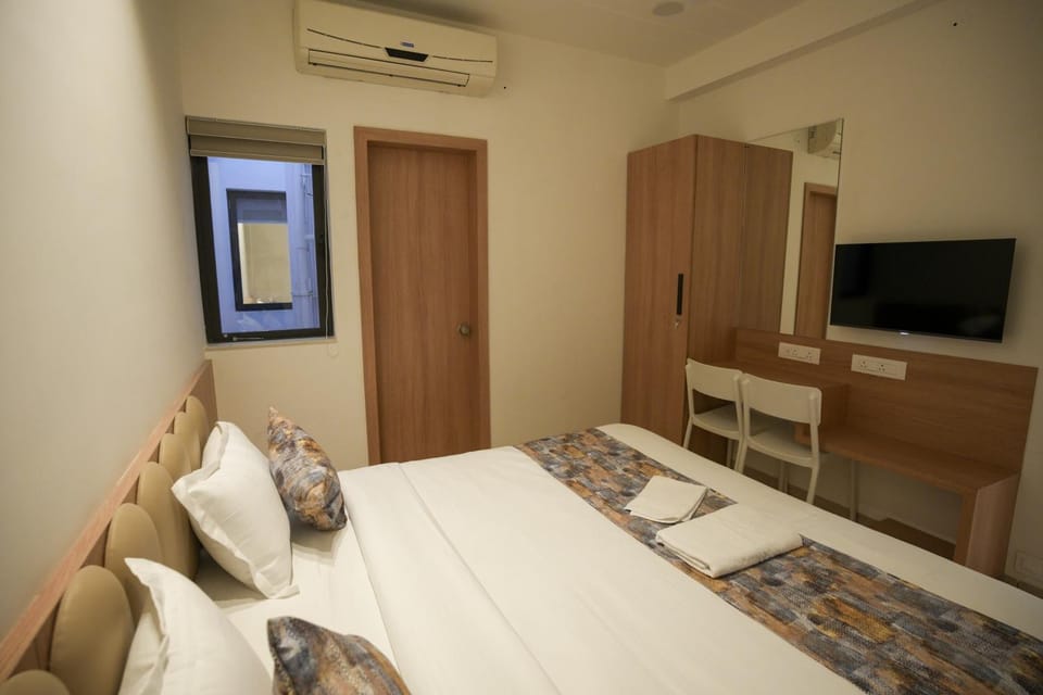 Bed, TV and multimedia, Photo of the whole room, wardrobe