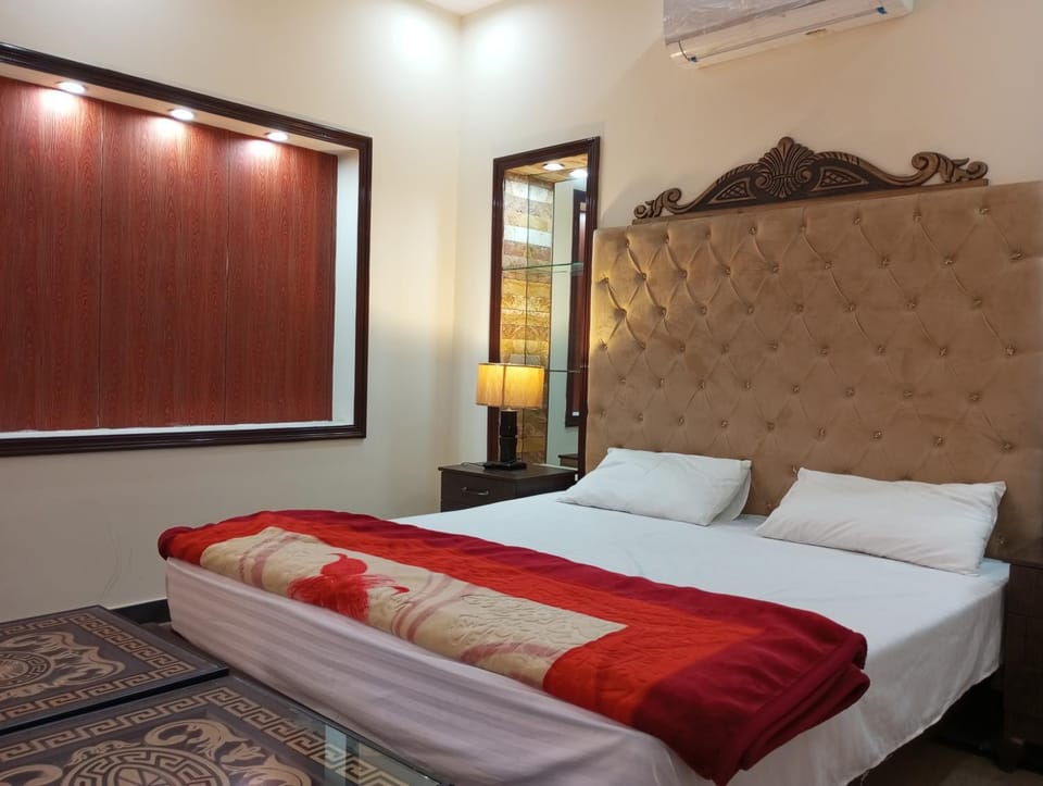 Bed, Photo of the whole room, Bedroom, air conditioner