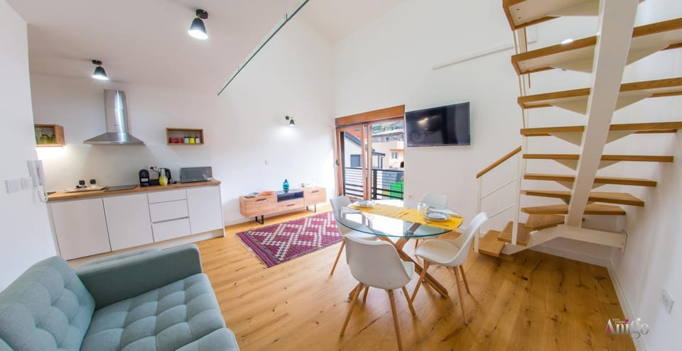 TV and multimedia, Kitchen or kitchenette, Living room, Seating area, Dining area