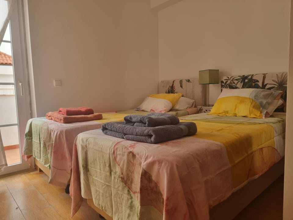 Bed, Bedroom, towels