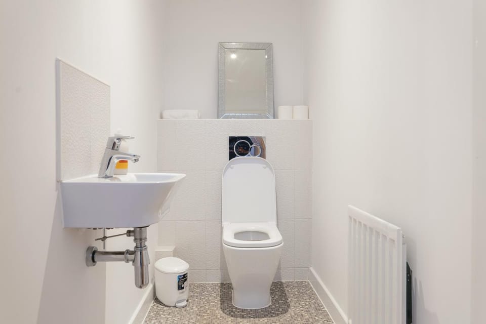 Toilet, Bathroom, internet, towels