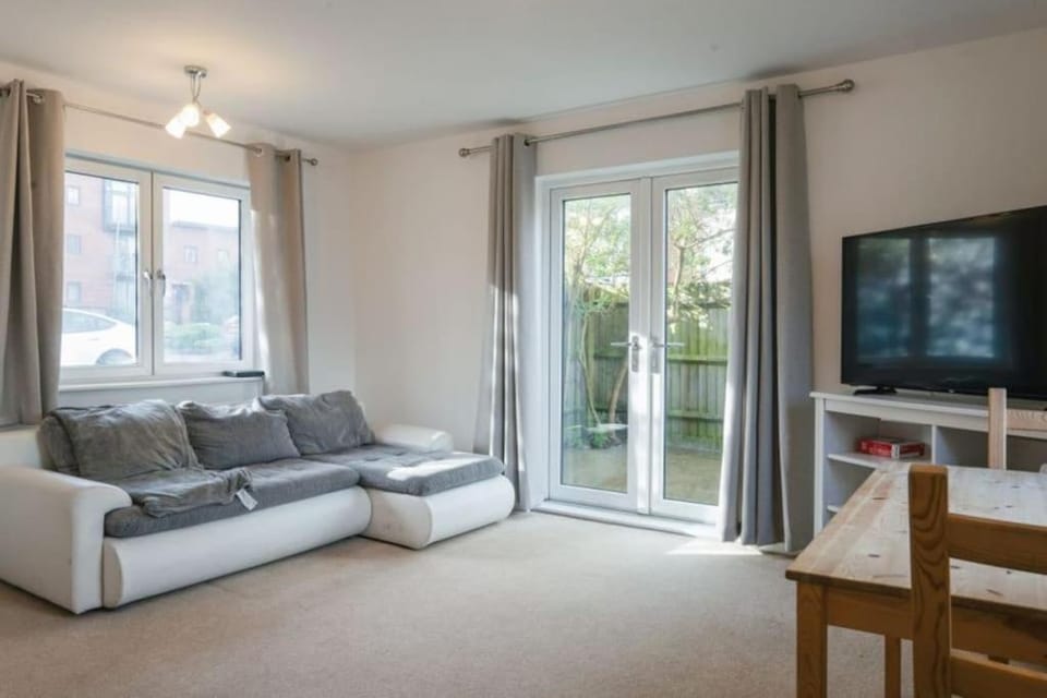 Communal lounge/ TV room, TV and multimedia, Living room, Seating area, Evening entertainment