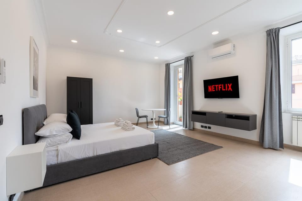 Bed, TV and multimedia, Bedroom