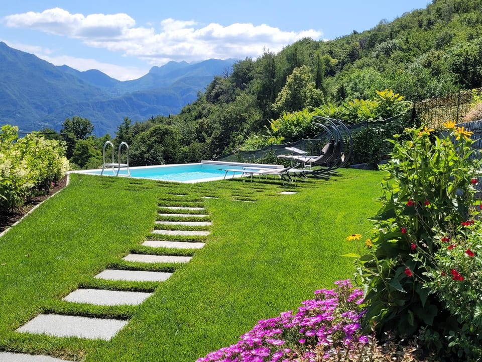 Day, Natural landscape, Garden, Garden, Garden view, Mountain view, Swimming pool, sunbed