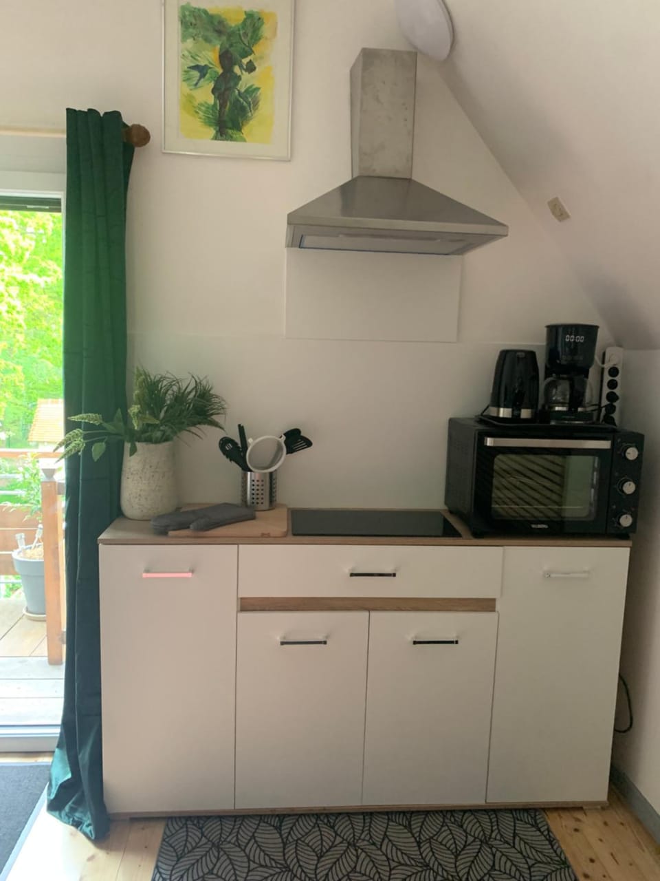 Coffee/tea facilities, Kitchen or kitchenette, stove