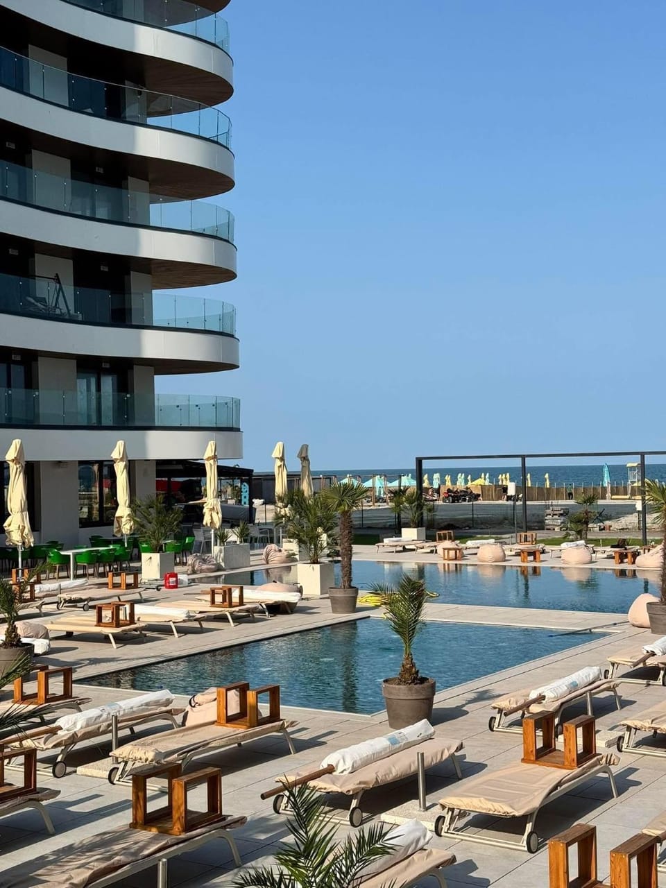 Property building, Day, Swimming pool, sunbed