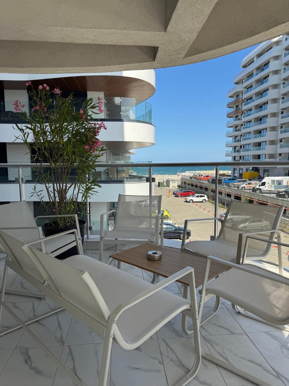 View (from property/room), Balcony/Terrace, Seating area, Sea view, sunbed