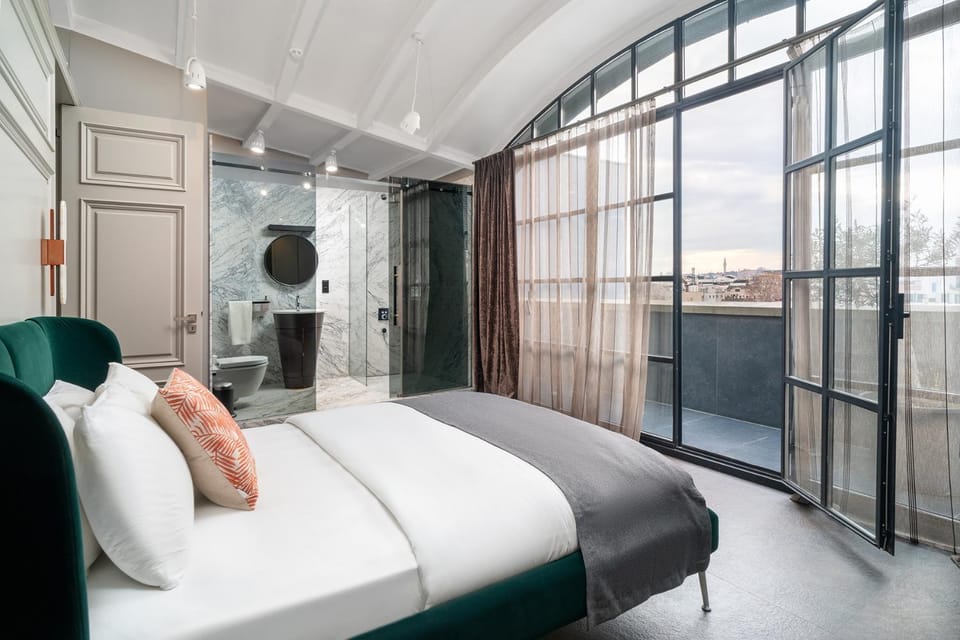 Bed, Bathroom, Balcony/Terrace, Bedroom, City view