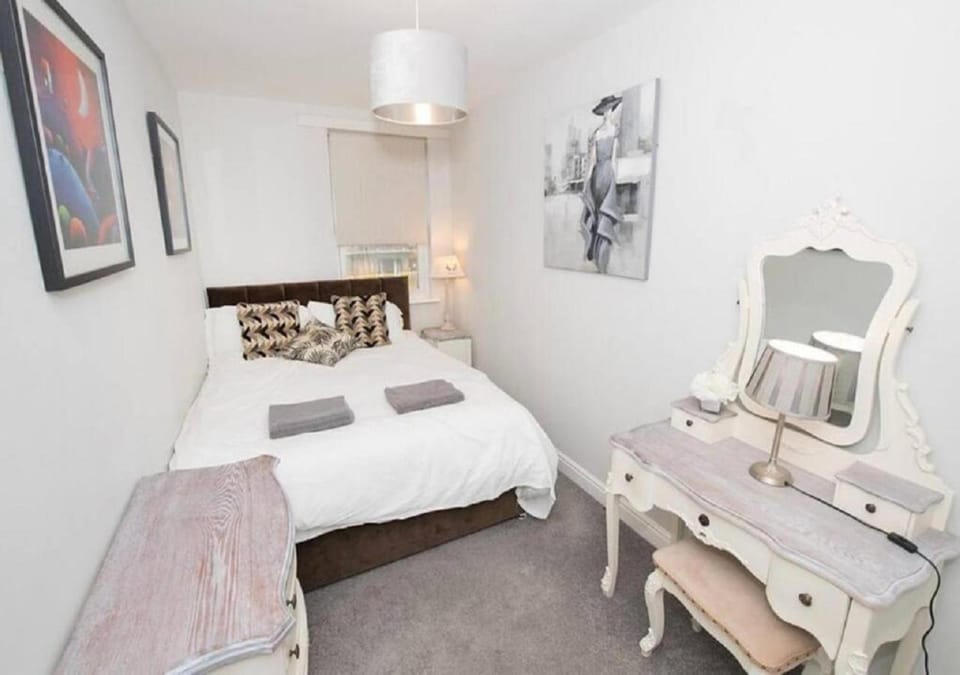 Bed, TV and multimedia, Living room, Photo of the whole room, Seating area, Dining area, Bedroom, hair dresser, air conditioner