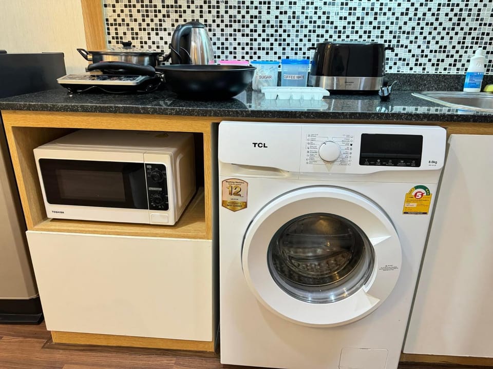 Kitchen or kitchenette, minibar