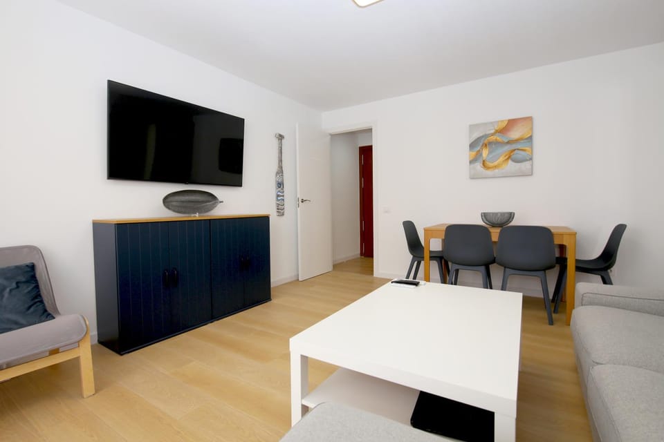 TV and multimedia, Living room, Seating area, Dining area