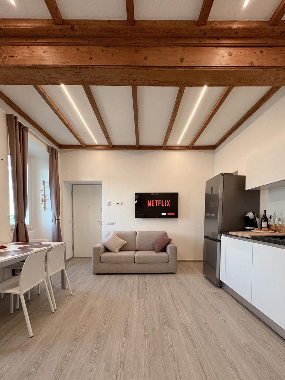 TV and multimedia, Living room, Seating area, air conditioner