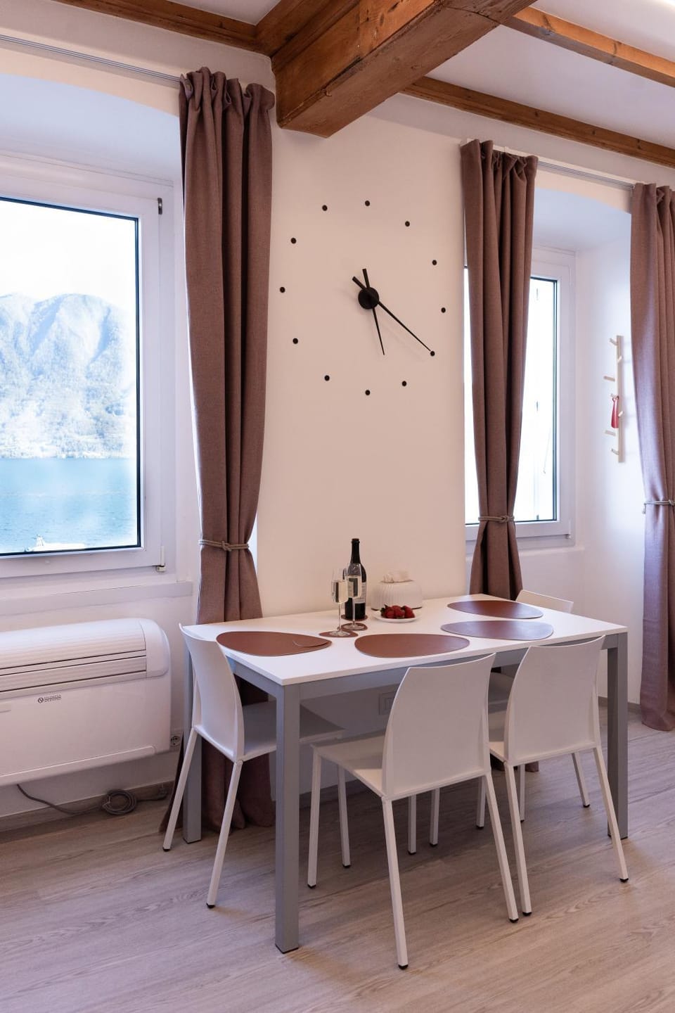 Communal lounge/ TV room, Living room, Seating area, Dining area, air conditioner