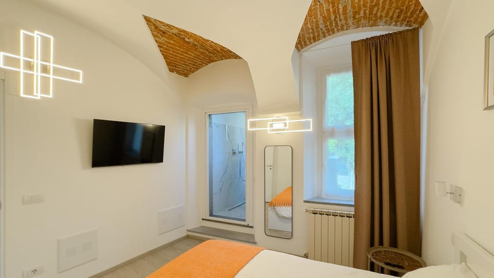 Shower, Bed, TV and multimedia, Photo of the whole room, Bedroom, Garden view