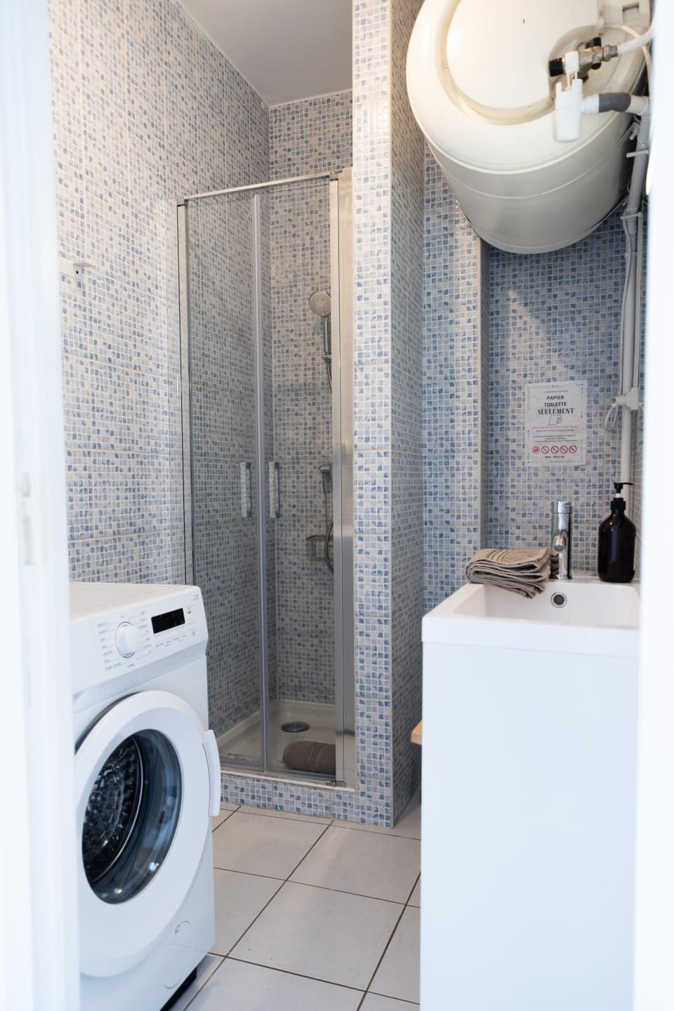 Shower, Bathroom, towels, washing machine