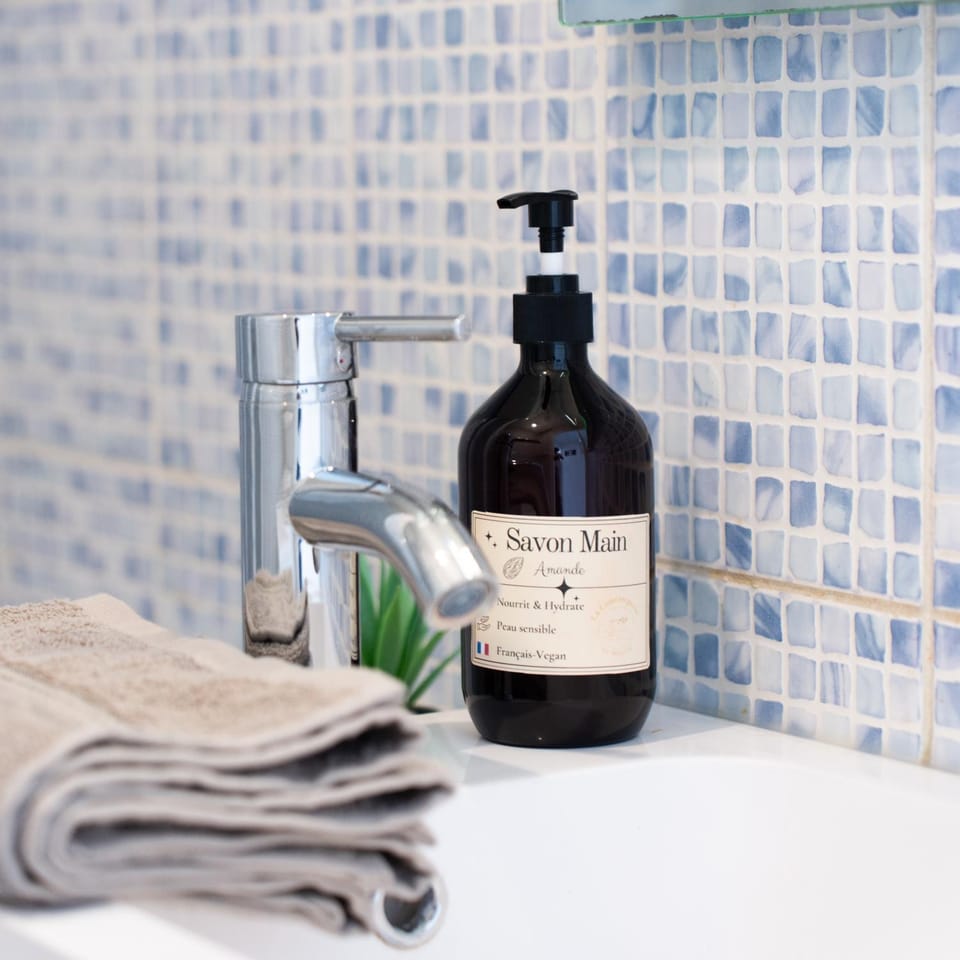 Bathroom, towels