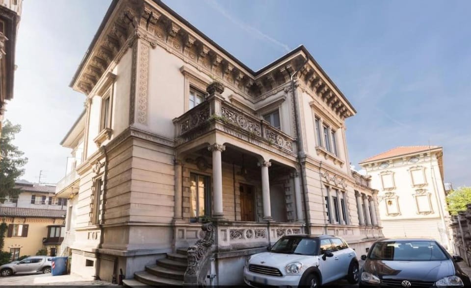 Property building, Facade/entrance, Neighbourhood, Location