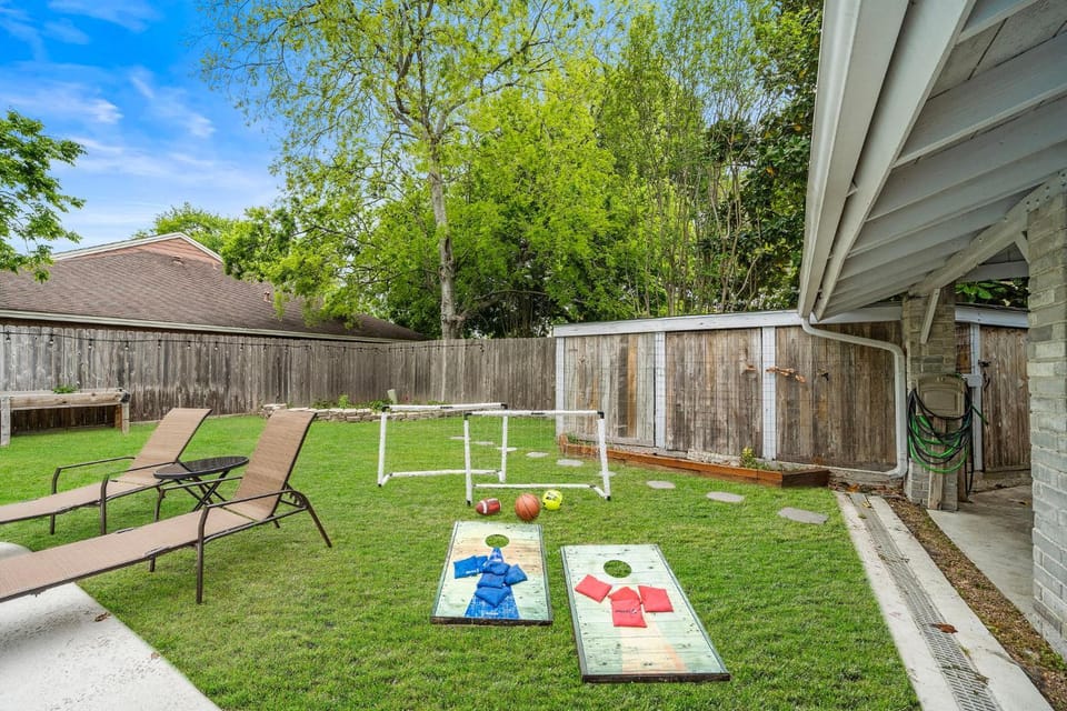 Houston Pool Retreat WiFi Yard BBQ Games TVs House in Houston