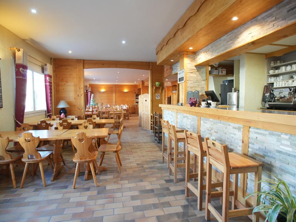 Restaurant/places to eat, Lounge or bar