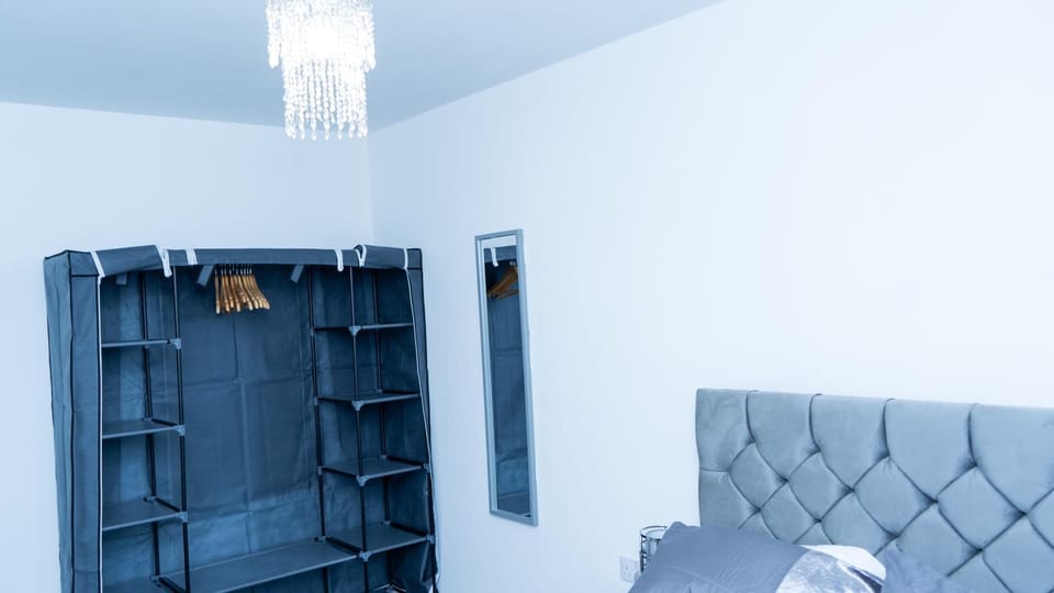 Photo of the whole room, Bedroom, wardrobe