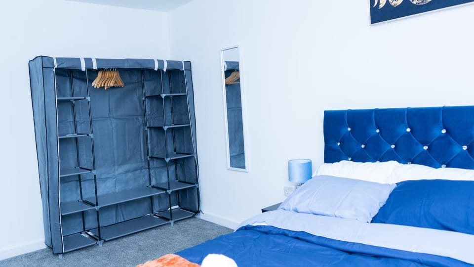 Photo of the whole room, Bedroom, towels