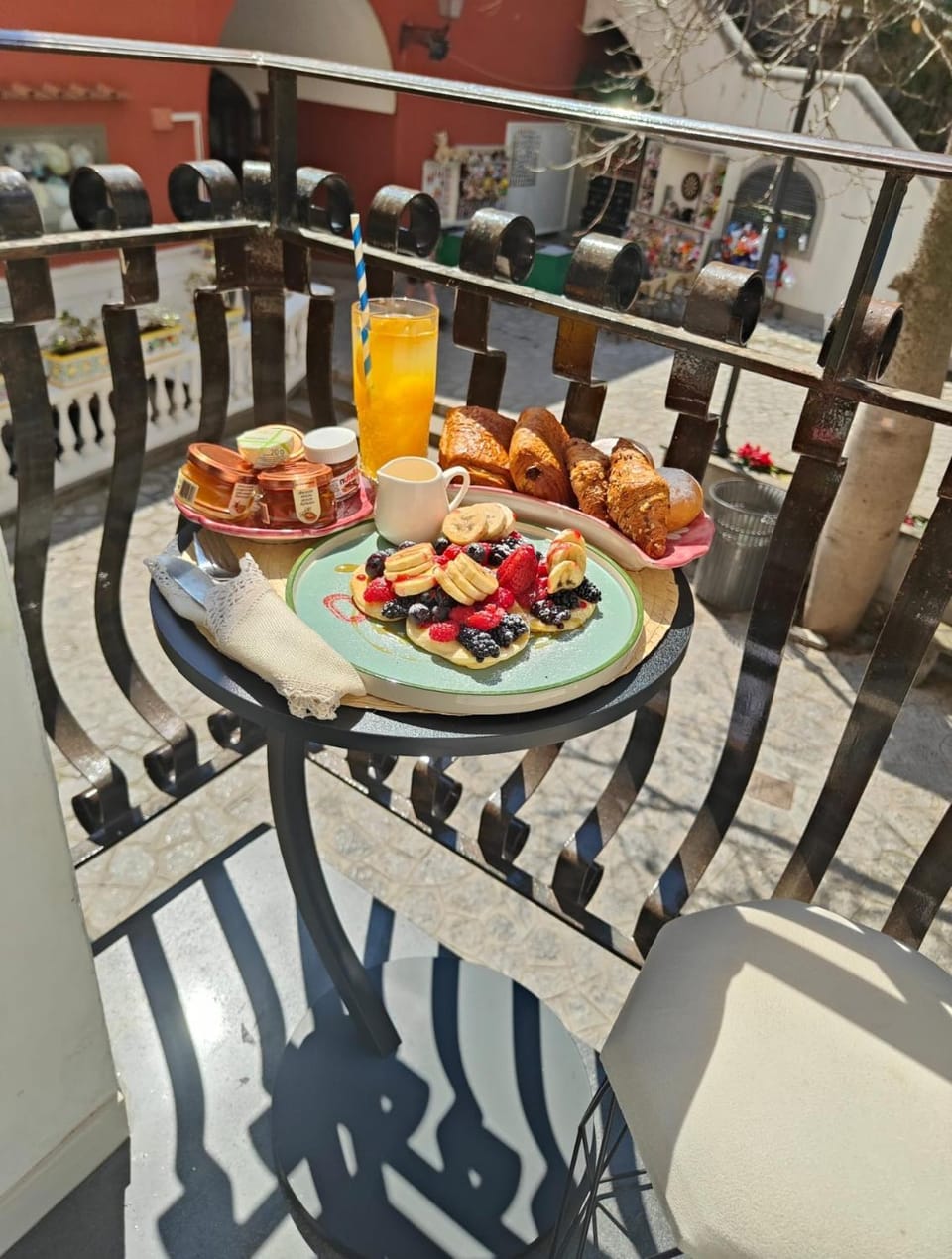 Property building, Restaurant/places to eat, Breakfast