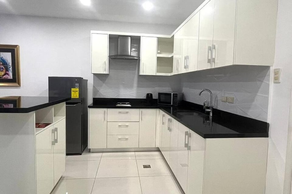 Sheryll Escapes - Kandi Palace 9 floor, 1BR! Housekeeping, Netflix! Apartment in Angeles