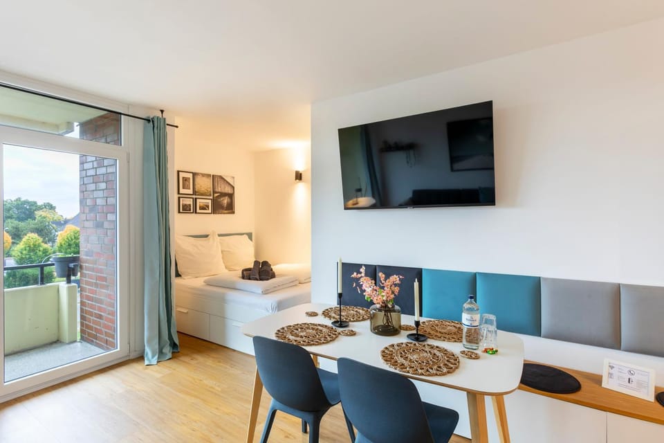 TV and multimedia, Seating area, Dining area