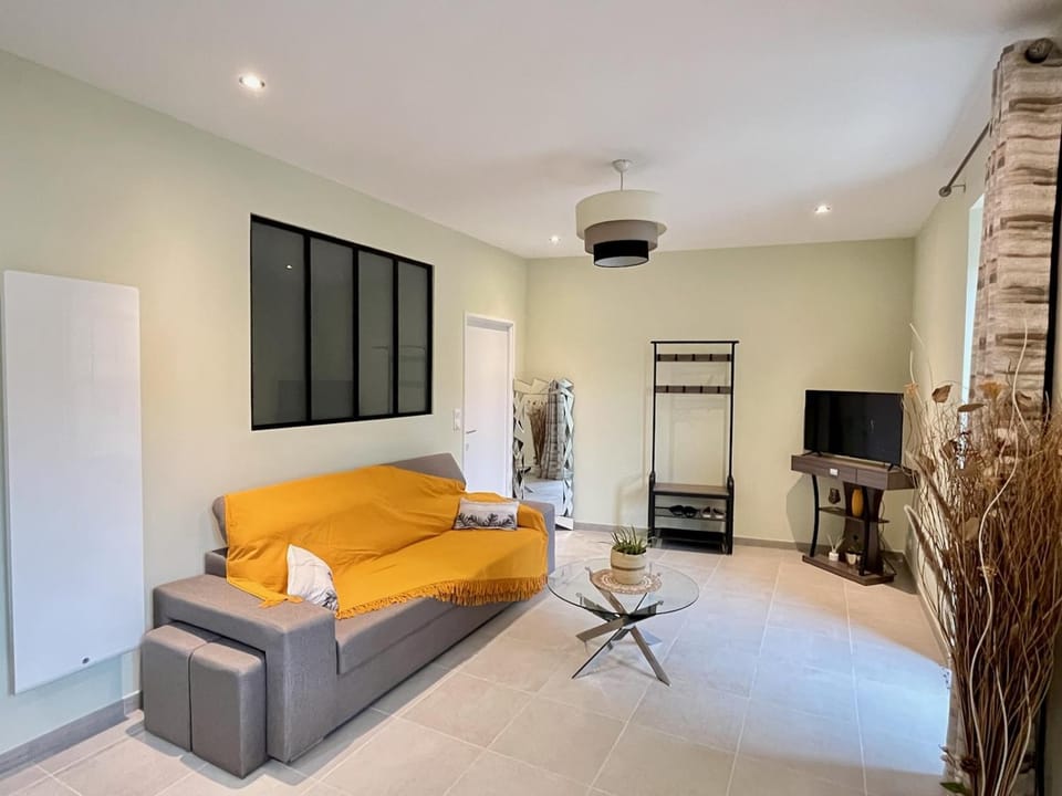 Bed, TV and multimedia, Living room