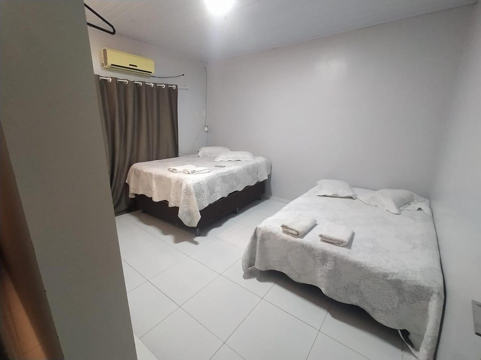 check-in autônomo em Piscina, Hidro, churrasqueira, casa dispondo até 3 quartos, 3 ar, 2b, tudo privativo - Reserva valor 6 hóspedes para abrir os 3 quartos com ar, 2 banheiros, sala, cozinha, garagem até 2 e pátio descontão por duração! House in State of Mato Grosso, Brazil