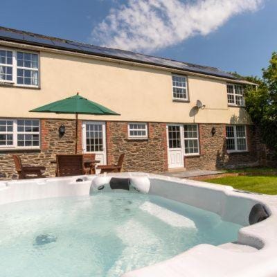 Property building, Natural landscape, Hot Tub
