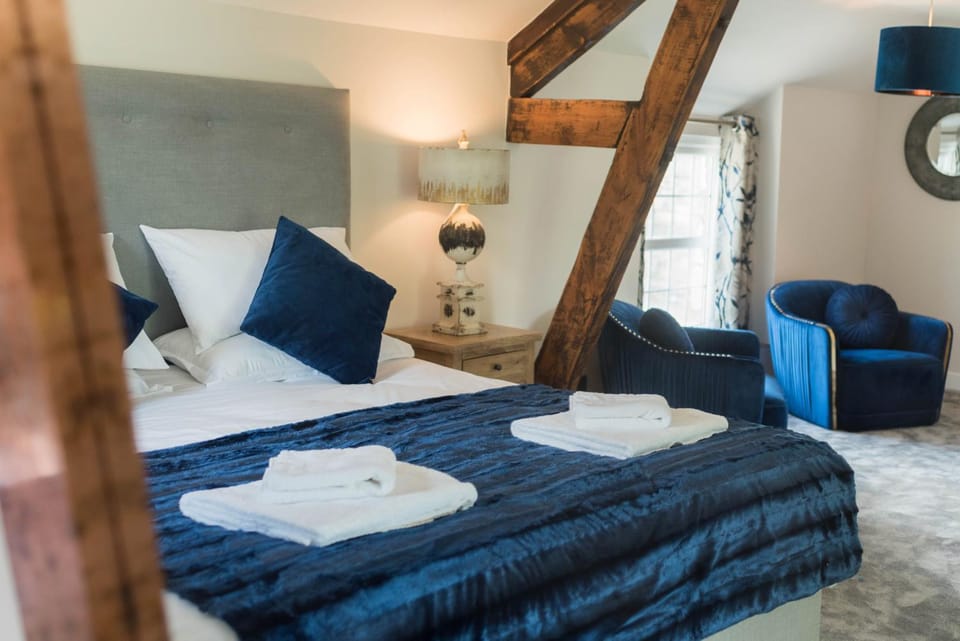 Bed, Seating area, Bedroom, towels