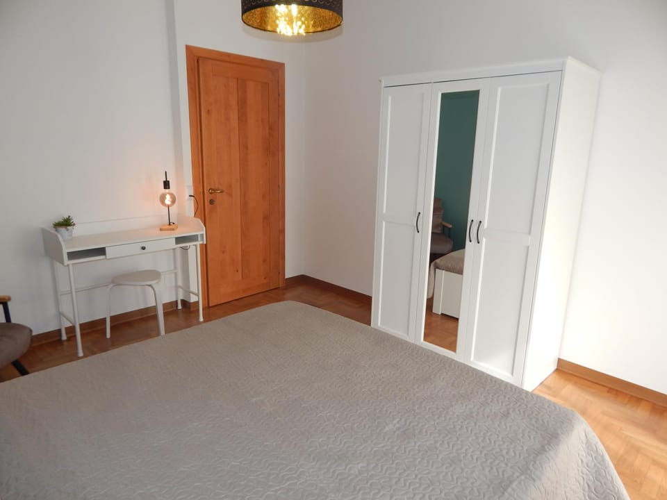 Bed, Photo of the whole room, Bedroom, hair dresser, wardrobe