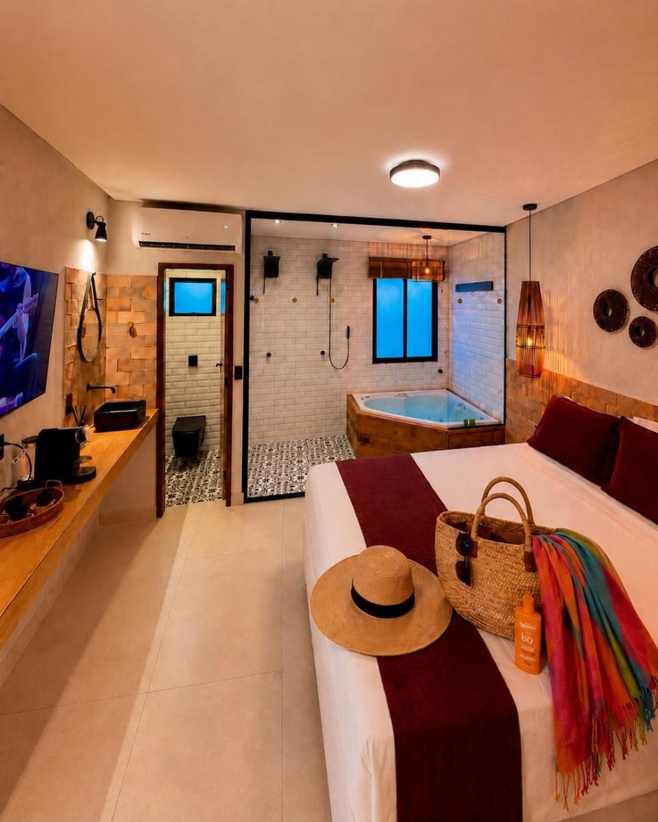 Shower, Bed, Hot Tub, TV and multimedia, Photo of the whole room, Bedroom