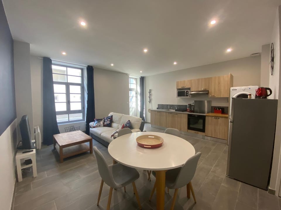 Kitchen or kitchenette, Living room, Dining area, minibar, pet friendly, stove