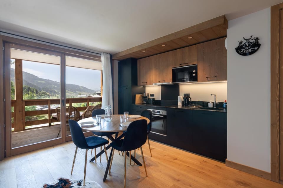 Kitchen or kitchenette, Seating area, Dining area, oven, stove