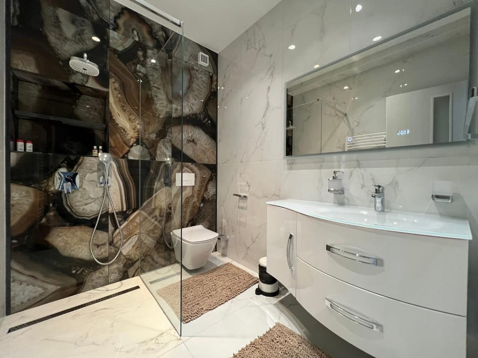 Shower, Toilet, Bathroom, towels