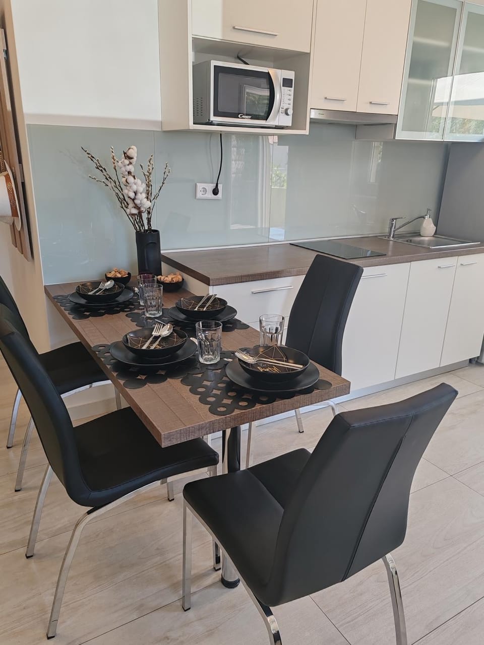 Kitchen or kitchenette, Living room, Seating area, Dining area, stove