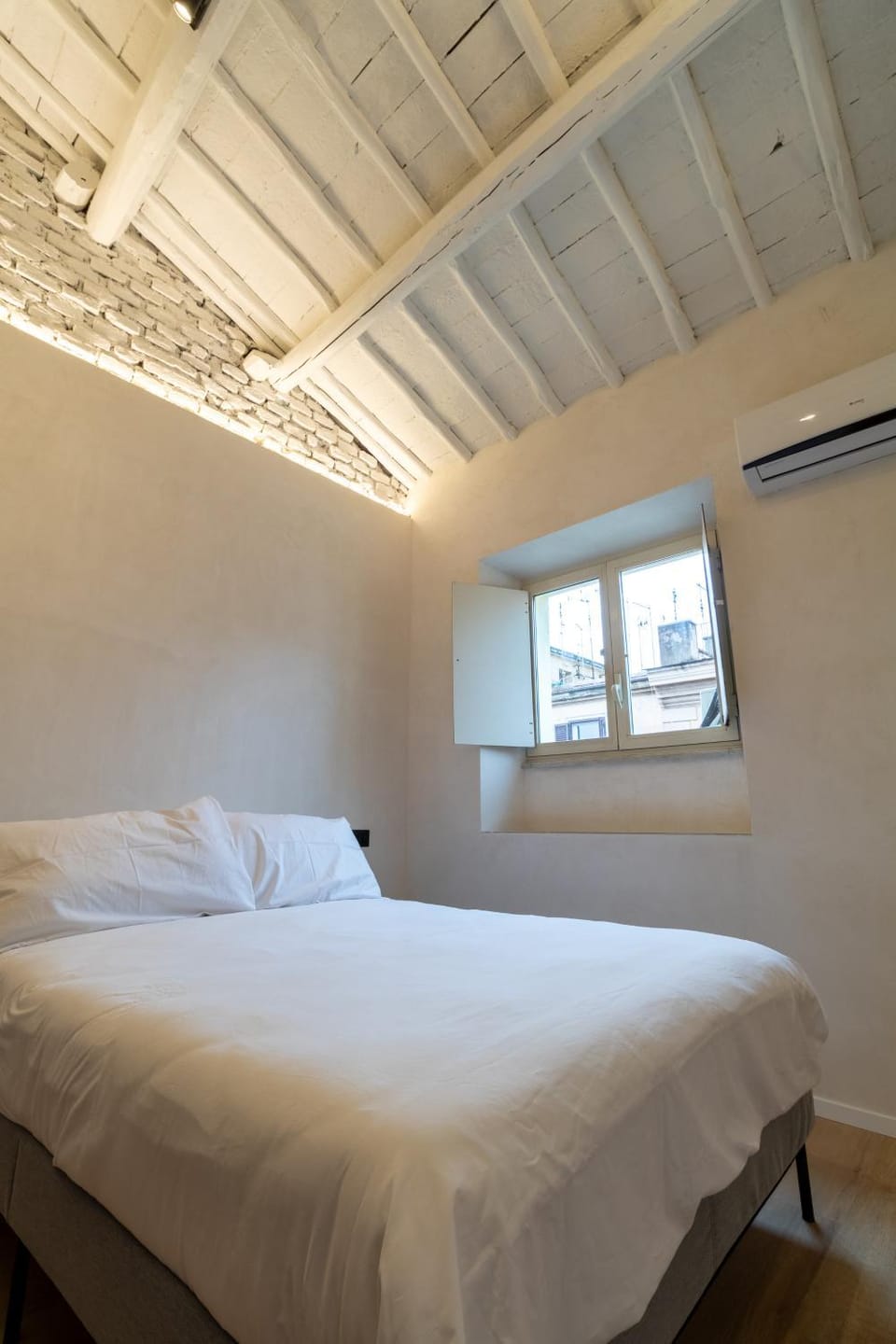 Bed, Photo of the whole room, Bedroom, air conditioner