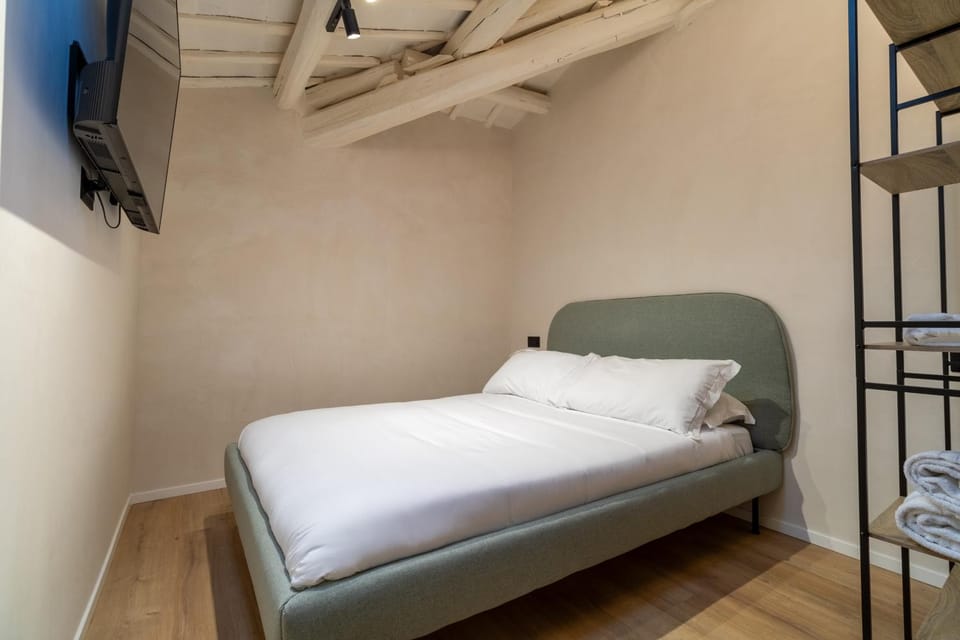 Bed, TV and multimedia, Photo of the whole room, Bedroom