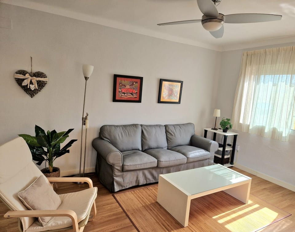 Communal lounge/ TV room, Living room, Seating area, fireplace, locker