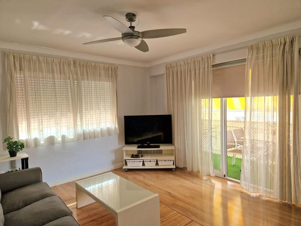 Communal lounge/ TV room, Balcony/Terrace, Living room, Seating area, fireplace