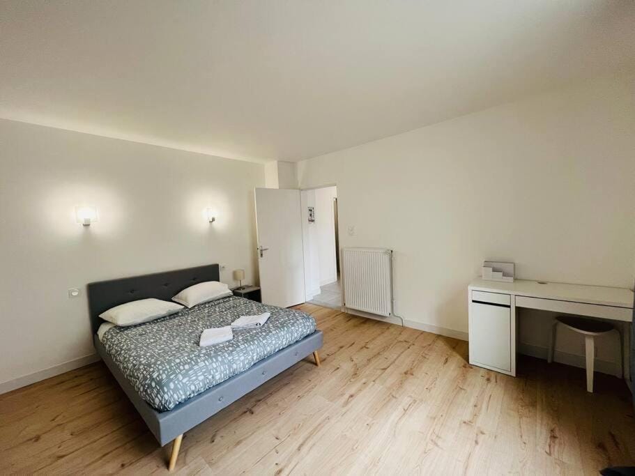 Bed, Photo of the whole room, hair dresser, wardrobe