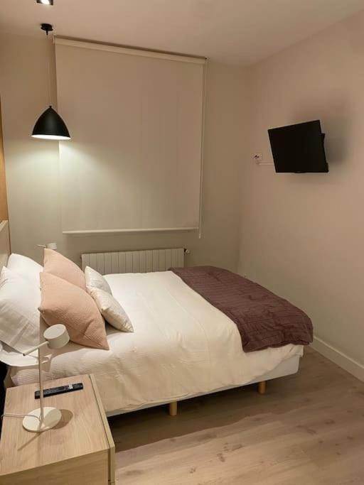 Bed, TV and multimedia, Photo of the whole room, Bedroom