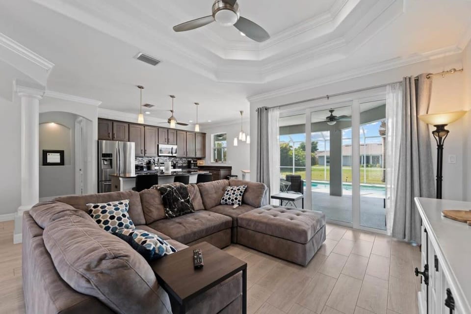 Sun-Soaked & Tranquil Getaway Relaxing Pool Area House in Rotonda Lakes