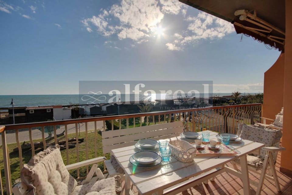 View (from property/room), Balcony/Terrace, Dining area, Sea view