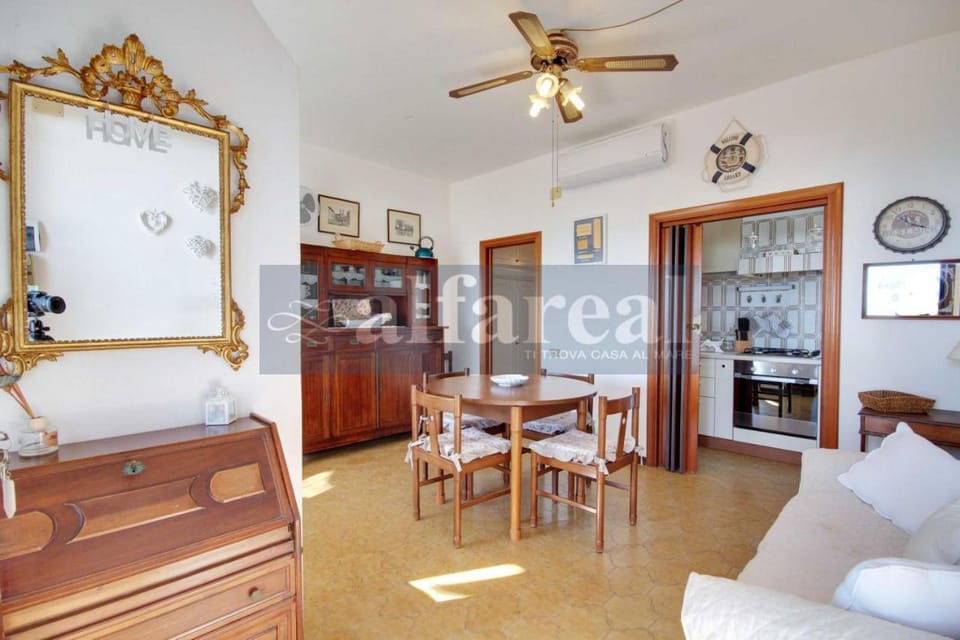Living room, Seating area, Dining area, fireplace, air conditioner