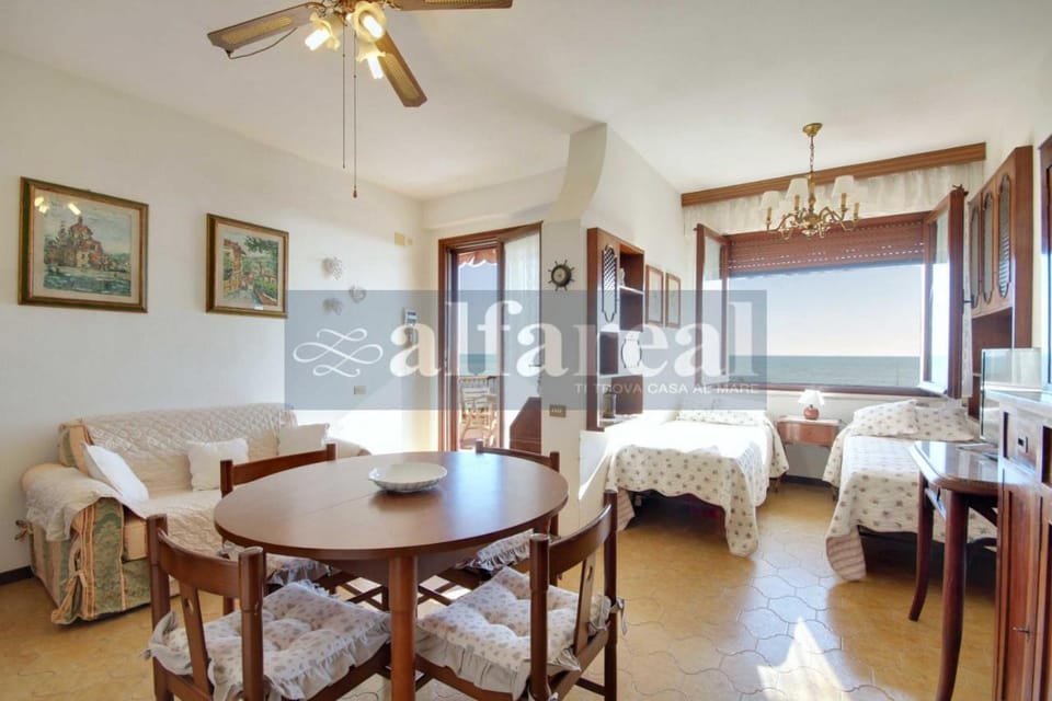 Living room, Seating area, Dining area, fireplace